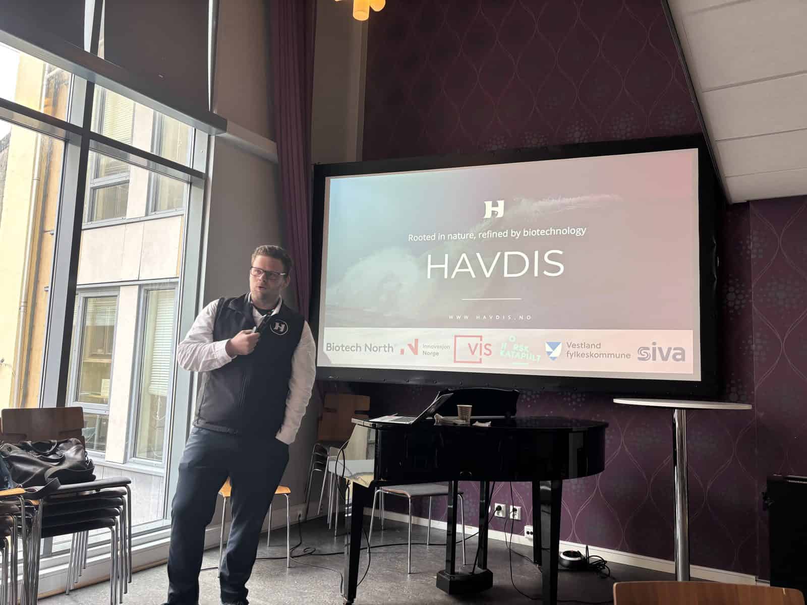 Pangstart for ny daglig leder 3 Mann holder innlegg foran lerret med logoen til biotek-selskapet Havdis under Beveg Bergens idéutviklingskveld