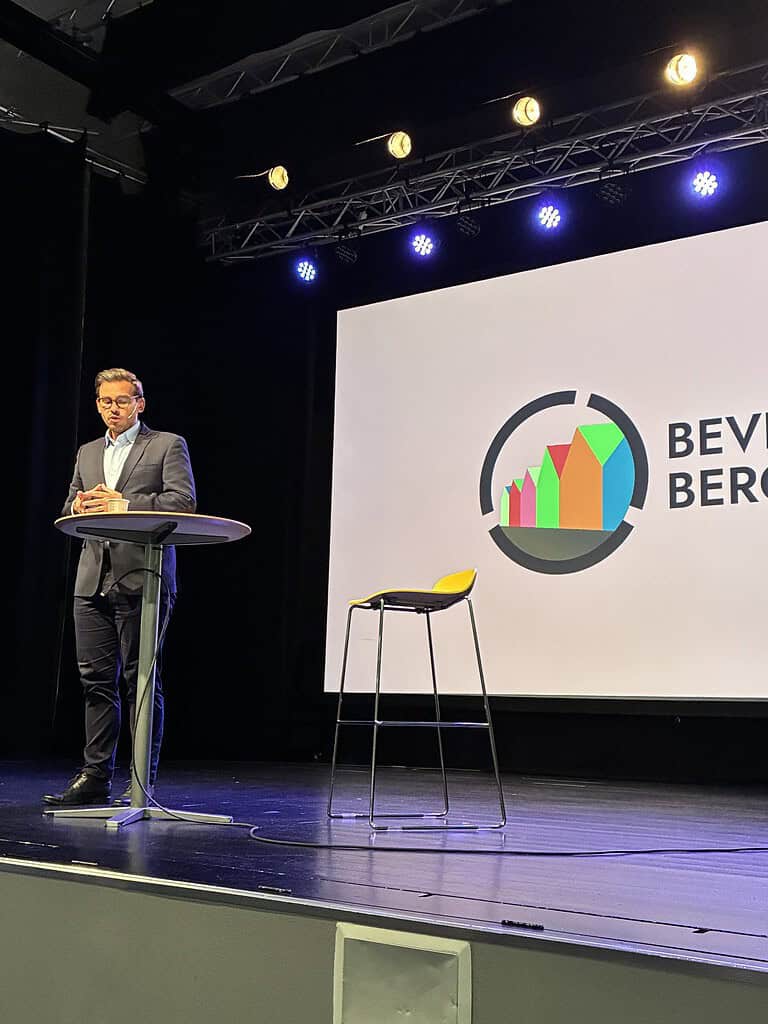 Innlegg fra scenen foran Beveg Bergen-logoen