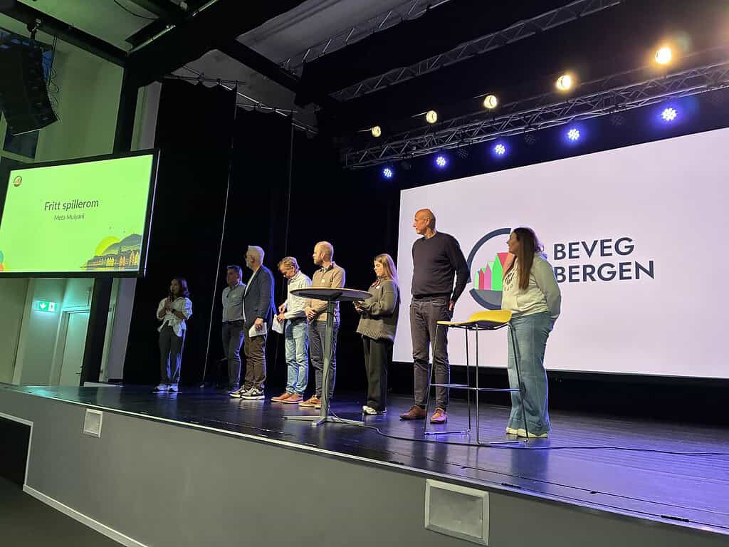 Representanter for initiativene samlet på scenen