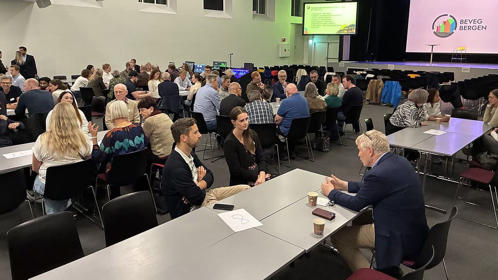 Ledere i bordsamtaler i salen på Salem konferansesenter under Beveg Bergens lederkveld